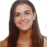 Estudiante de magisterio da clases de matemáticas e inglés a alumnos de primaria